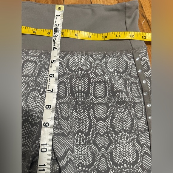 Gray Snake Print Leggings - Picture 4 of 6